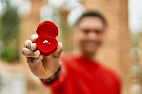 Guapo Afroamericano Joven Sosteniendo Anillo Compromiso — Foto de Stock