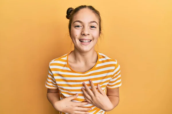 Bella Bruna Bambina Che Indossa Maglietta Righe Casual Sorridente Ridente — Foto Stock