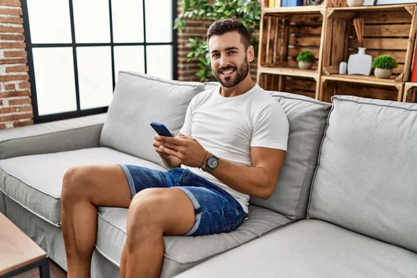 Jovem Hispânico Sorrindo Confiante Usando Smartphone Casa — Fotografia de Stock