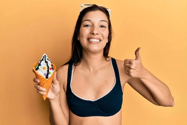 Jeune Femme Latine Portant Bikini Tenant Une Crème Glacée Souriant — Photo
