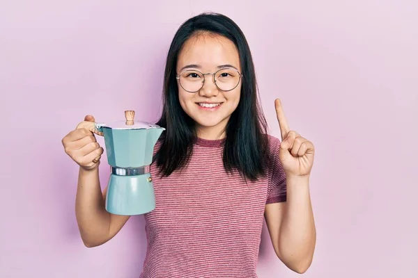 Jong Chinees Meisje Met Italiaans Koffiezetapparaat Glimlachend Met Een Idee — Stockfoto