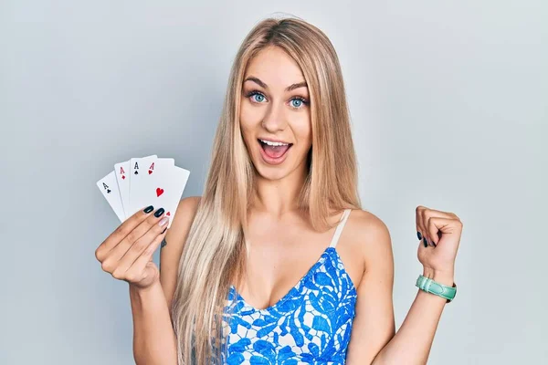 Молодая Красивая Белая Женщина Покерными Картами Указывая Пальцем Сторону Улыбается — стоковое фото