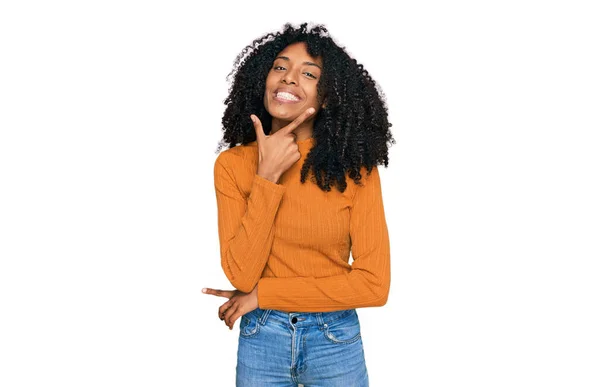 Młoda Afroamerykanka Ubrana Luźne Ciuchy Wyglądająca Pewnie Przed Kamerą Uśmiechnięta — Zdjęcie stockowe