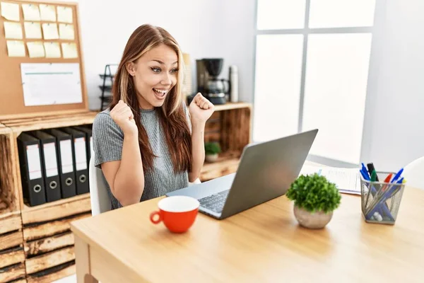 Joven Morena Trabajando Oficina Con Laptop Celebrando Sorprendida Sorprendida Por —  Fotos de Stock