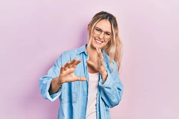 Belle Jeune Femme Blonde Portant Des Vêtements Décontractés Des Lunettes — Photo