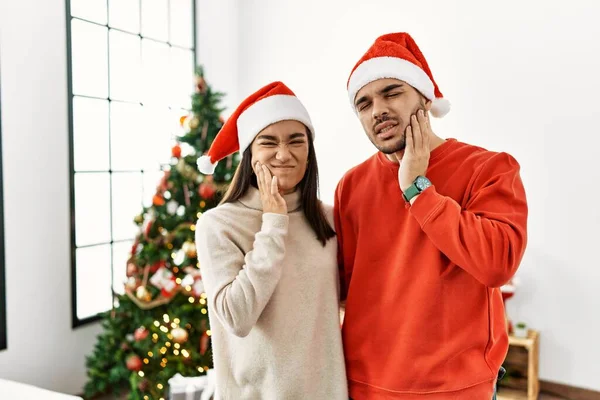 Genç Spanyol Çift Diş Ağrısı Diş Ağrısı Yüzünden Noel Ağacının — Stok fotoğraf