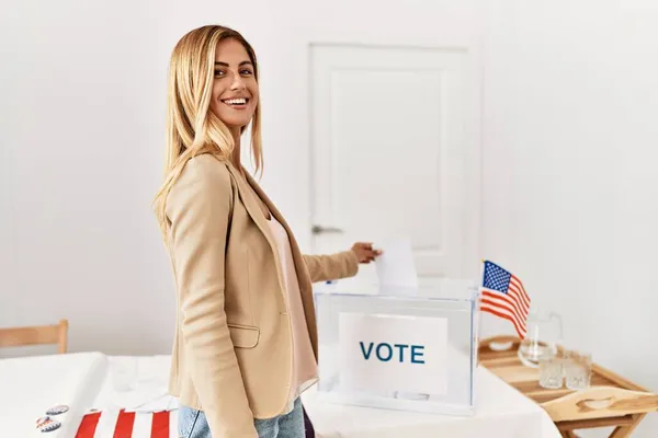 Jovem Eleitor Americano Mulher Sorrindo Feliz Colocando Voto Cédula Faculdade — Fotografia de Stock