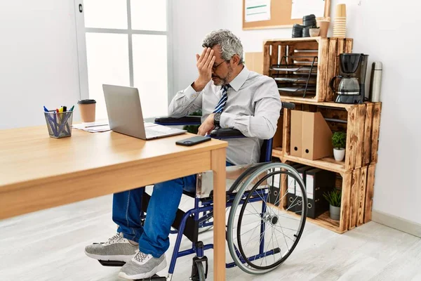 Μεσήλικας Ισπανός Που Εργάζεται Στο Γραφείο Κάθεται Αναπηρική Καρέκλα Λυπημένη — Φωτογραφία Αρχείου