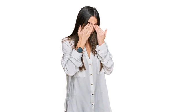 Mujer Hermosa Joven Con Camisa Blanca Casual Frotando Los Ojos —  Fotos de Stock