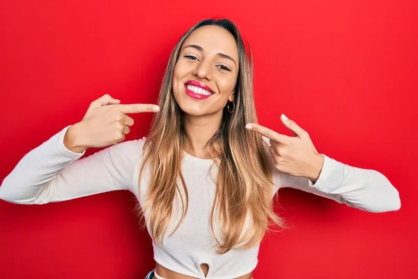 Krásná Hispánka Červeném Diadému Veselým Úsměvem Ukazujícím Ukazujícím Prsty Zuby — Stock fotografie