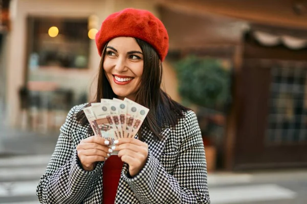 Jovem Hispânica Sorrindo Feliz Segurando Notas Rublo Russo Cidade — Fotografia de Stock