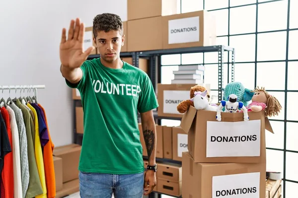 Jonge Knappe Latijns Amerikaanse Man Draagt Vrijwilliger Shirt Bij Donaties — Stockfoto