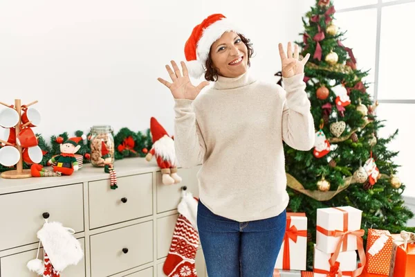 Mujer Hispana Mediana Edad Pie Junto Árbol Navidad Mostrando Señalando — Foto de Stock