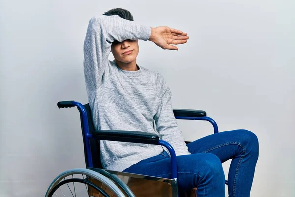 Молодой Латиноамериканец Сидящий Инвалидной Коляске Закрывая Глаза Рукой Выглядит Серьезным — стоковое фото