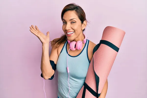 Jovem Mulher Latina Segurando Tapete Ioga Celebrando Realização Com Sorriso — Fotografia de Stock