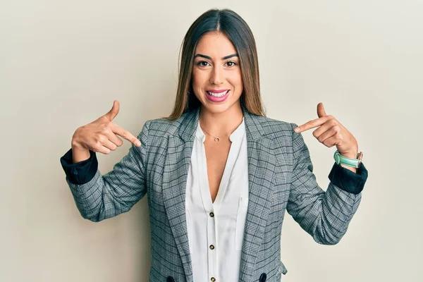 Mulher Hispânica Jovem Vestindo Roupas Negócios Olhando Confiante Com Sorriso — Fotografia de Stock