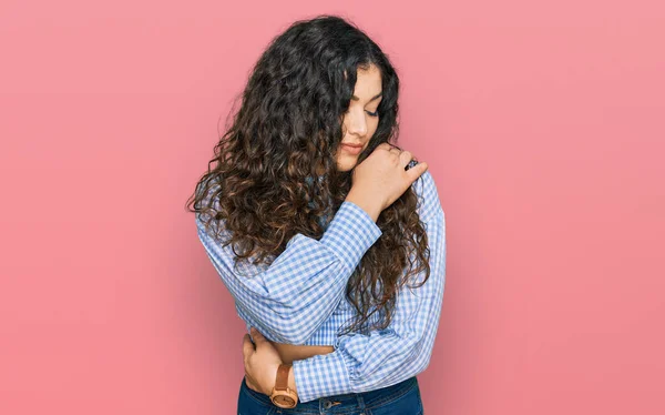 Junge Hispanische Mädchen Lässiger Kleidung Umarmen Sich Glücklich Und Positiv — Stockfoto