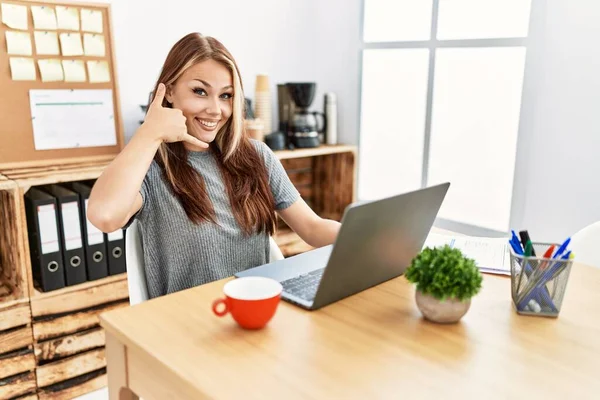 Mujer Morena Joven Que Trabaja Oficina Con Ordenador Portátil Sonriendo —  Fotos de Stock