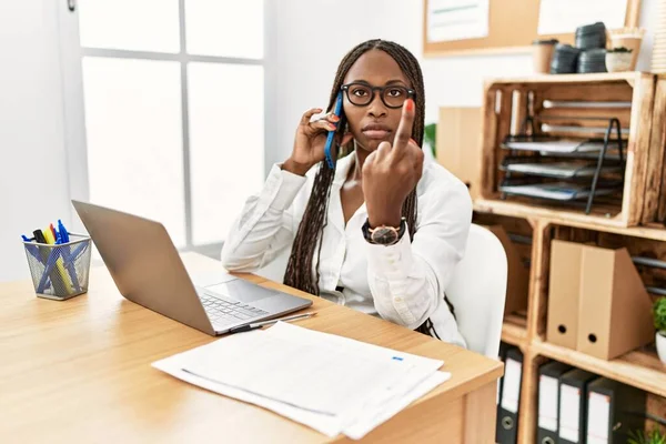 Black Woman Braids Working Office Speaking Phone Showing Middle Finger — Φωτογραφία Αρχείου