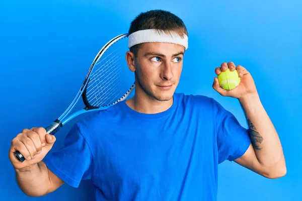 Joven Hombre Caucásico Jugando Tenis Sosteniendo Raqueta Bola Sonriendo Mirando —  Fotos de Stock