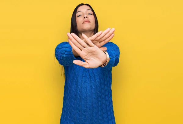 Mulher Hispânica Jovem Vestindo Roupas Casuais Expressão Rejeição Cruzando Braços — Fotografia de Stock