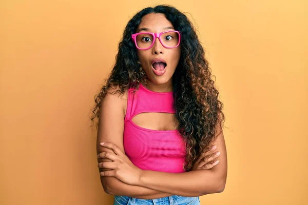 Mujer Latina Joven Vistiendo Ropa Casual Gafas Celebrando Loco Sorprendido —  Fotos de Stock