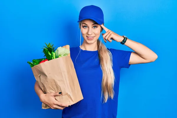Junge Kaukasische Frau Kurieruniform Mit Lebensmitteln Aus Dem Supermarkt Lächelnd — Stockfoto