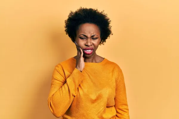 年轻的非洲裔美国女人穿着休闲服 手牵着嘴 因为牙齿疼痛或牙病而有痛苦的表情 — 图库照片