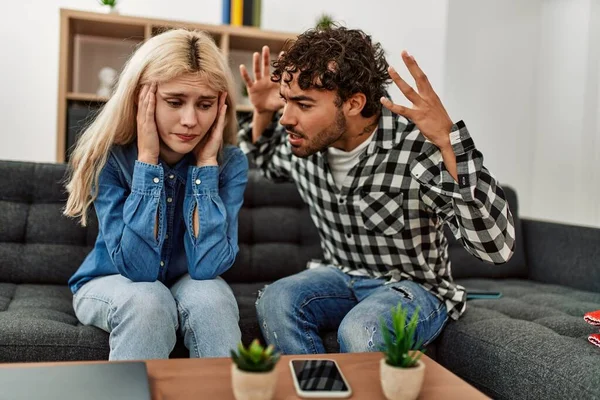 Pareja Joven Sentada Sofá Discutiendo Casa —  Fotos de Stock