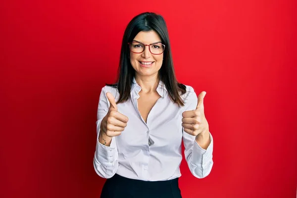 Mujer Hispana Joven Con Camisa Negocios Gafas Signo Éxito Haciendo — Foto de Stock