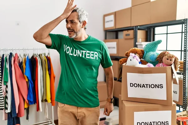 Homem Hispânico Meia Idade Vestindo Shirt Voluntária Doações Ficar Surpreso — Fotografia de Stock