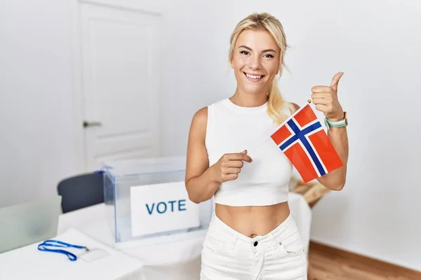 Ung Kaukasisk Kvinna Politisk Kampanj Val Med Norsk Flagga Ler — Stockfoto