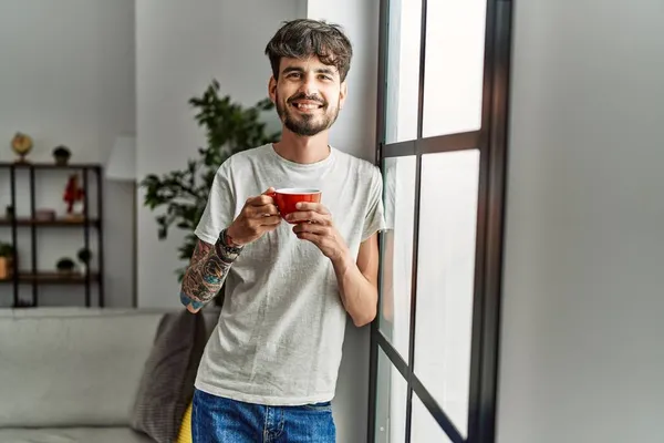 Νεαρός Ισπανός Χαμογελάει Αυτοπεποίθηση Πίνοντας Καφέ Στο Σπίτι — Φωτογραφία Αρχείου