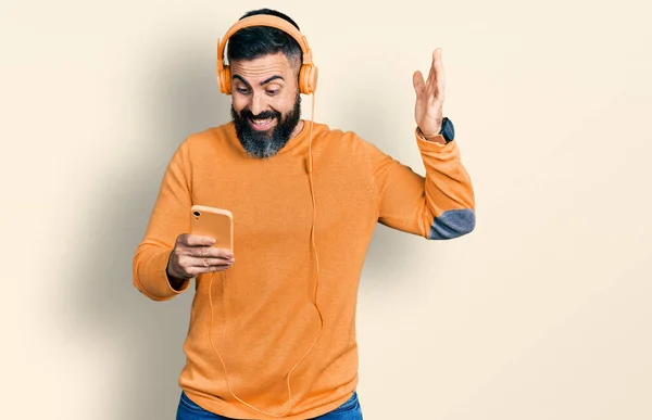 Spaanse Man Met Baard Met Behulp Van Smartphone Het Dragen — Stockfoto