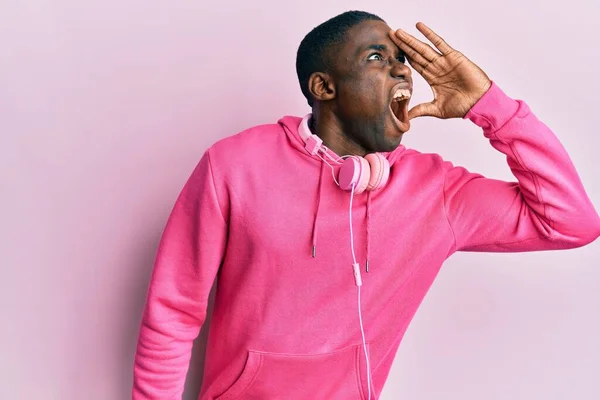Νεαρός Αφροαμερικάνος Που Φοράει Ρούχα Γυμναστικής Και Χρησιμοποιεί Ακουστικά Φωνάζοντας — Φωτογραφία Αρχείου