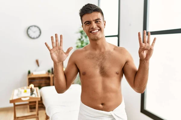 Mladý Hispánec Stojící Bez Trička Lázeňském Centru Ukazuje Ukazuje Prsty — Stock fotografie