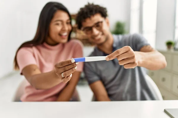 Jong Latijn Paar Glimlachen Gelukkig Houden Zwangerschap Test Zitten Tafel — Stockfoto