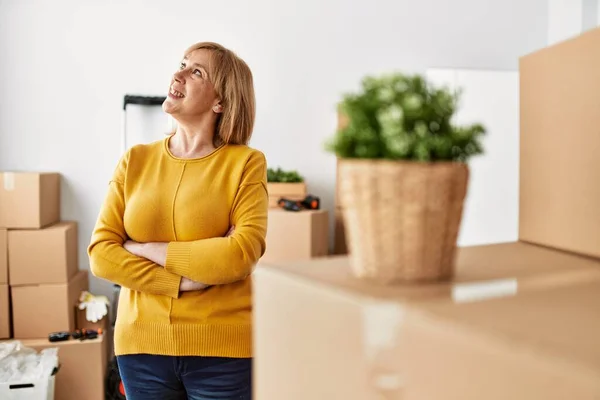 Middelbare Leeftijd Blonde Vrouw Staan Met Armen Gekruist Gebaar Nieuw — Stockfoto