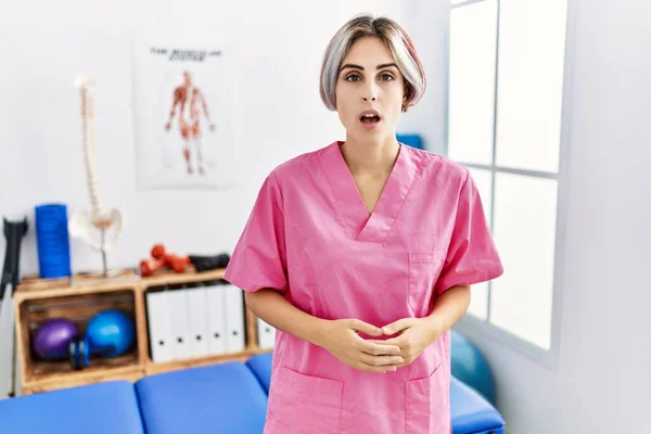 Jovem Enfermeira Mulher Que Trabalha Clínica Recuperação Dor Assustada Espantada — Fotografia de Stock