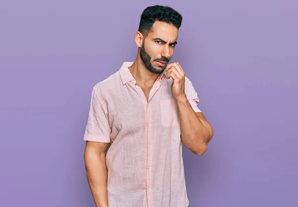 Homem Hispânico Com Barba Vestindo Camisa Casual Olhando Estressado Nervoso — Fotografia de Stock