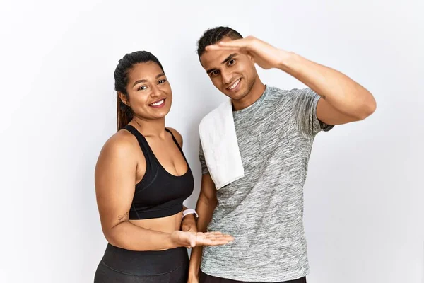 Young Latin Couple Wearing Sportswear Standing Isolated Background Gesturing Hands — Stok fotoğraf