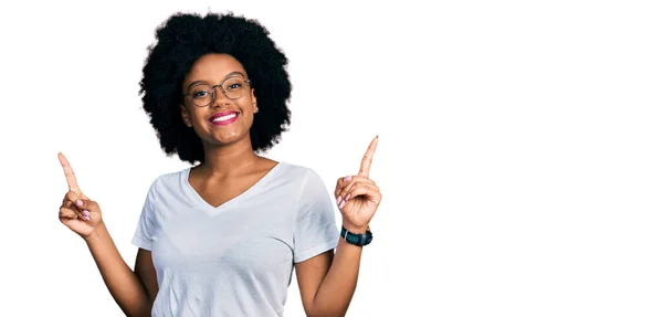 Jovem Afro Americana Vestindo Camiseta Branca Casual Sorrindo Confiante Apontando — Fotografia de Stock