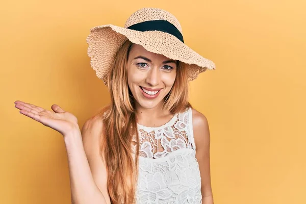 Young Caucasian Woman Wearing Summer Hat Smiling Cheerful Presenting Pointing — Stock Photo, Image