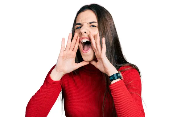 Giovane Adolescente Bruna Che Indossa Maglione Rosso Collo Alto Gridando — Foto Stock
