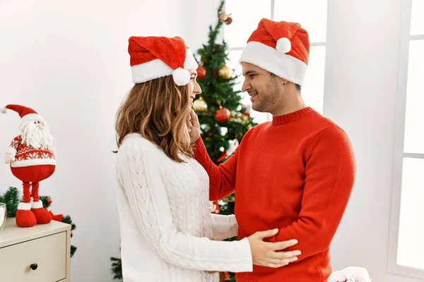 Genç Spanyol Çift Mutlu Bir Şekilde Gülümsüyor Evde Noel Şapkası — Stok fotoğraf