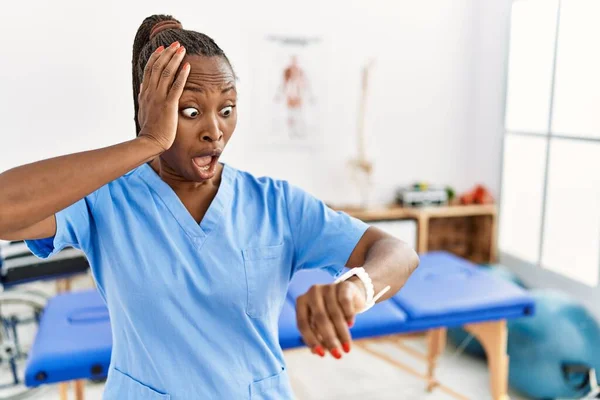 Schwarze Frau Mit Zöpfen Die Einer Schmerzklinik Arbeitet Und Besorgt — Stockfoto