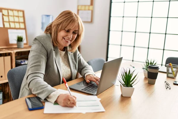 Donna Affari Mezza Età Sorridente Felice Lavorare Ufficio — Foto Stock