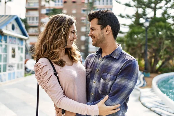 Casal Hispânico Jovem Abraçando Amor Cidade Namorada Namorado Juntos Amor — Fotografia de Stock