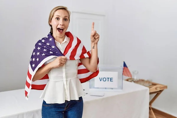 Mladá Blondýnka Volbách Politické Kampaně Vlajkou Usa Překvapená Nápadem Nebo — Stock fotografie