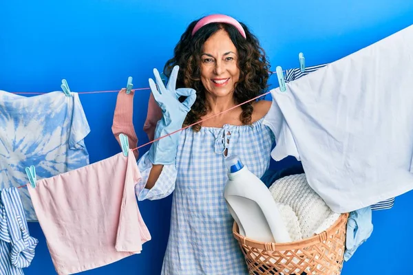 Μεσήλικας Ισπανόφωνη Γυναίκα Κρατώντας Καλάθι Πλυντηρίων Πλύσιμο Ρούχων Στο Σχοινί — Φωτογραφία Αρχείου